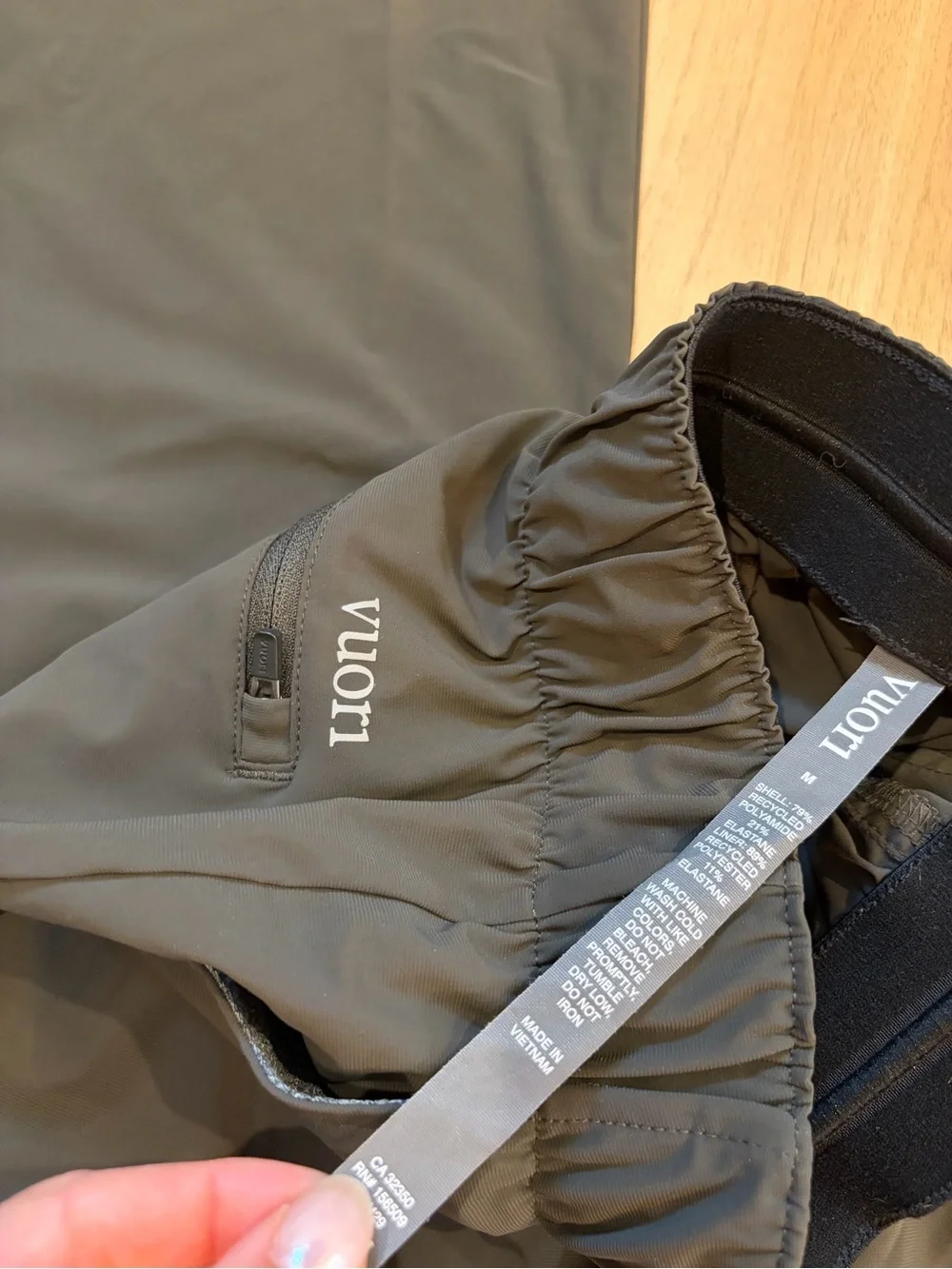 Vuori men’s fleet pants olive green size medium